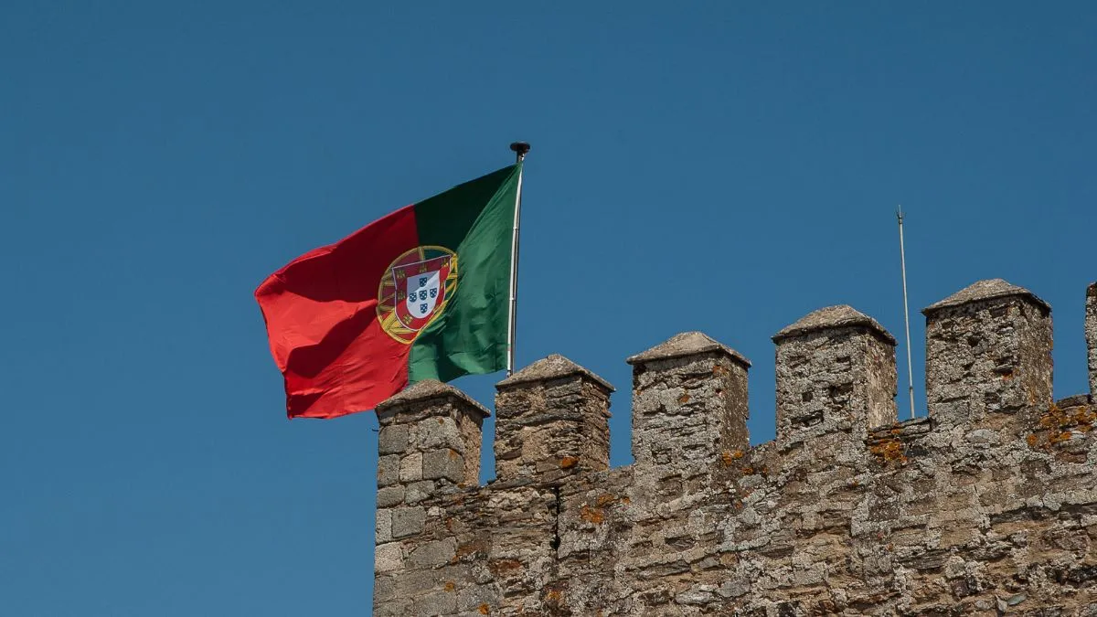 Governo português aprova modelo de título administrativo de residência para brasileiros