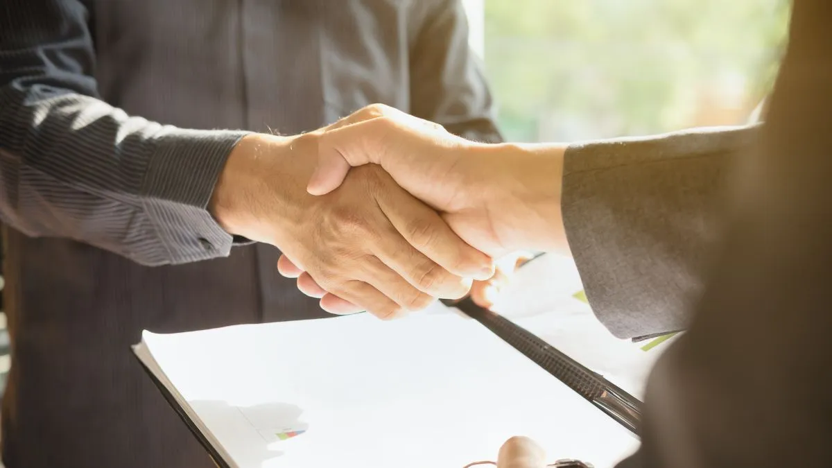 Contrato de compra e venda de imóvel: elementos essenciais e importância na transação imobiliária
